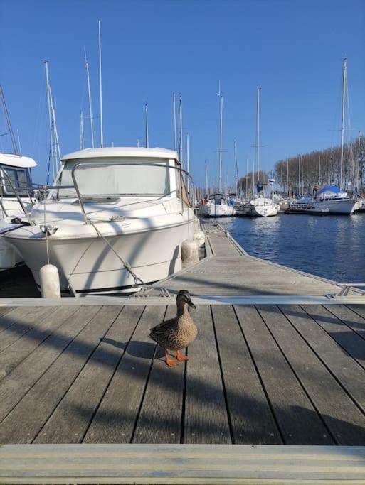 Nuit Insolite Sur L'Eau Au Port De Ouistreham Hotel Екстериор снимка